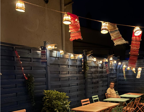 Image de la terrasse en soirée